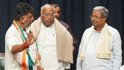 Congress president mallikarjun kharge karnataka cm siddaramaiah right and dk shivakumar left pti pho.png