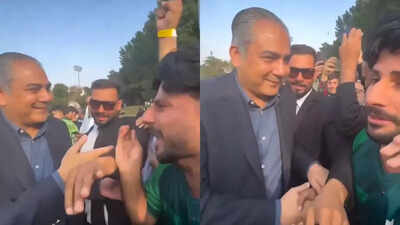 A pakistani fan with pcb chairman mohsin naqvi.jpg