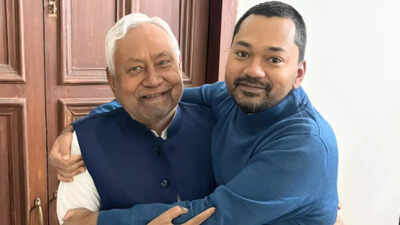 Nishant kumar hugged and congratulate father nitish kumar.jpg
