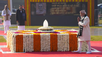 Pm modi offers homage.jpg