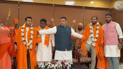 Suvendu adhikari with accused trio.jpg