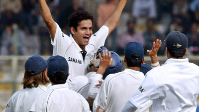 Irfan pathan celebrate with team mates.jpg