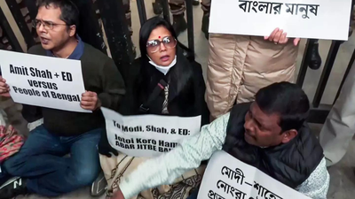 Mahua moitra along with other tmc leaders protested outside amit shah39s residence.jpg