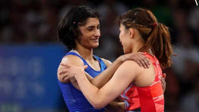 Vinesh phogat and yui susaki.jpg