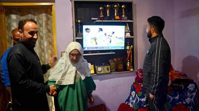 Auqib nabi39s family members watch ranji trophy final toi photo.jpg