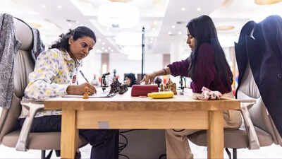 Koneru humpy vs divya deshmukh photo fide chess on x.jpg