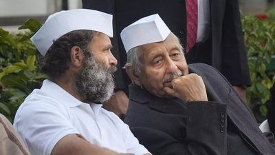 Mani shankar aiyar with rahul gandhi pti file photo.jpg