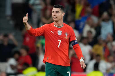 Ronaldo wants to reach 1000 goals before ending his soccer career he39s up to 956.jpg