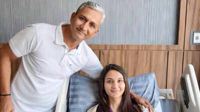 Anaya with father sanjay bangar.jpg