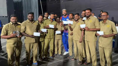 Hardik pandya with mca groundsmen.jpg