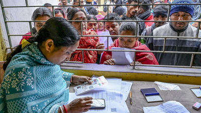 People queue up for sir.jpg