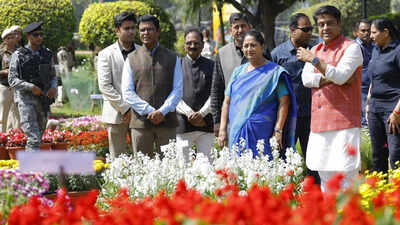 Rekha gupta inaugurates flower festival in cp.jpg