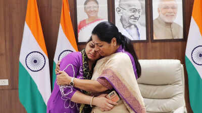 Rekha gupta meets kin of man killed in holi brawl.jpg