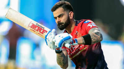 Virat kohli ani photo.jpg