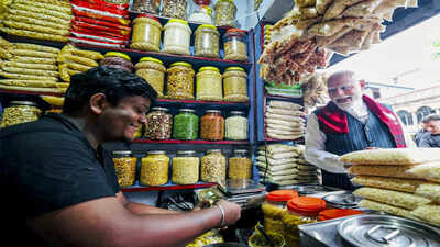 Wb polls pm modi tries jhalmuri.jpg