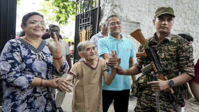 Wb polls voting in kolkata.jpg