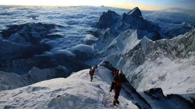 Unable to save them two indian mountaineers die during everest descent.jpg