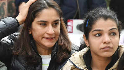 Vinesh phogat and sakshi malik.jpg