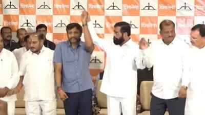 Eknath shinde welcomes rebel sena ubt mps.jpg