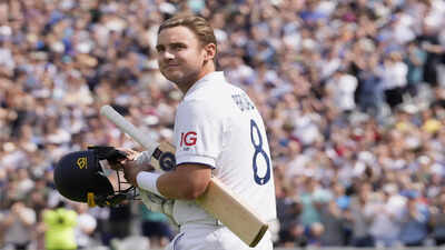 England39s stuart broad walks onto the pitch on day four of the fifth ashes test .jpg