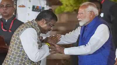 Modi with pradhan.jpg