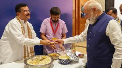 Suvendu adhikari jhalmuri to pm modi.jpg