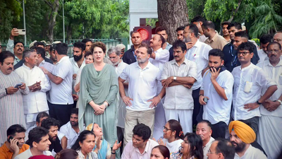 Congress leaders along with rahul gandhi and priyanka gandhi during the protest outside pm39s reside.png