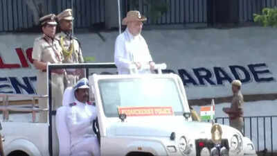 Amit shah presents presidential colours to puducherry police.jpg