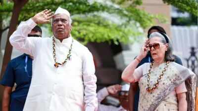 Bjp leaders lodge complaint against sonia gandhi following vande mataram recitation controversy phot.jpeg