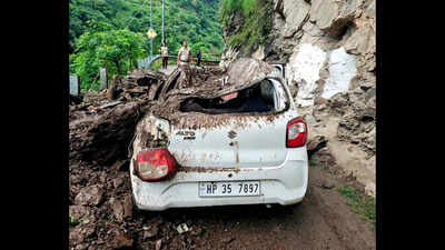 Car hit by falling rocks in kullu.jpg