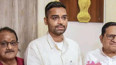 Deepak prakash greets abhidesh narayan.jpg