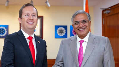 Gyanesh kumar meets sergio gor.jpg