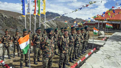 Indian army personnel at tawang.jpg