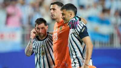 Lionel messi emiliano martinez.jpg
