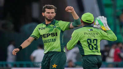 Pakistan beats australia by four wickets to clinch odi series 2 1.jpg