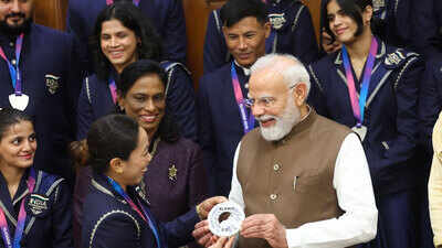 Pm modi with cwg heroes.jpg