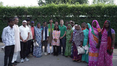 Rahul gandhi with bundelkhand protestors.jpg