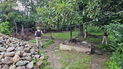 Security personnel during a raid in anantnag.jpg