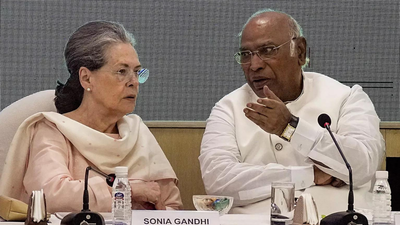 Sonia gandhi mallikarjun kharge r.jpg