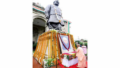 Up cm yogi pays tribute to atal bihari vajpayee recalls his nation first politics.jpg