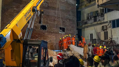 Building collapse in delhis satya niketan.jpg