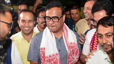 Assam cm greets dilip saikia.jpg