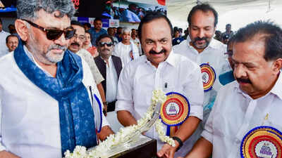 Inauguration of 72nd nehru trophy boat race.jpg