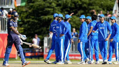 India crush sri lanka.jpg