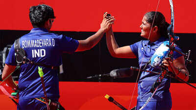 Kumkum anil mohod and dhiraj bommadevara.jpg