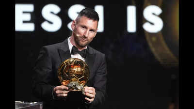Lionel messis 8th ballon dor award.jpg