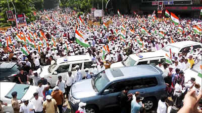 Maharashtra navnirman sena and shiv sena ubt supporters gather in large numbers near metro cinema fo.jpeg