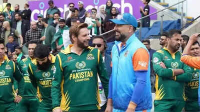 Shahid afridi and yuvraj singh.jpg