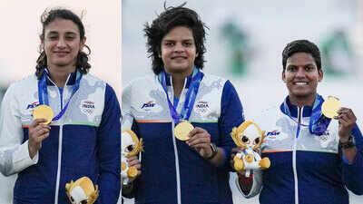 Smriti mandhana shafali verma and deepti sharma.jpg
