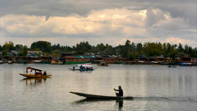 Weather dal lake amid overcast weather in srinagar.jpg